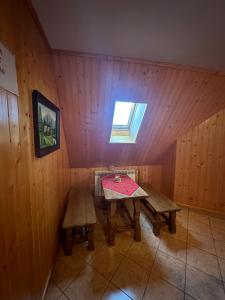 um quarto com uma mesa e bancos numa cabina em Murań em Czarna Góra