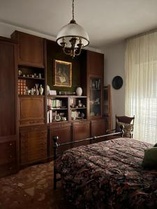 una camera con letto e lampadario a braccio di Semini di nostalgia a Roma