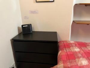 Un dormitorio con una cama y un tocador con un reloj. en Apartment Orio 2, en Orio al Serio