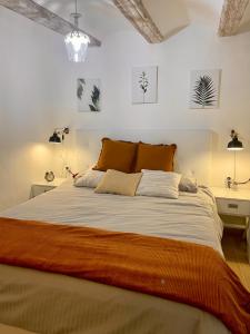 1 dormitorio con 1 cama grande con almohadas de color naranja en Cosy studio at the Cathedral with WiFi en Valencia