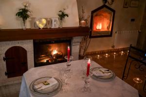 Ein Tisch mit zwei Kerzen darauf und einem Kamin in der Unterkunft Casa do Sear - Turismo Rural & Spa Exterior in Sanxenxo