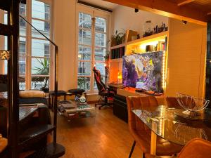 Posedenie v ubytovaní Magnifique studio au coeur du Marais