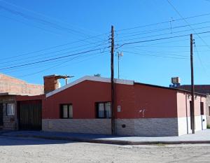 un edificio rojo al lado de una calle en Casa Alfonso I en Humahuaca