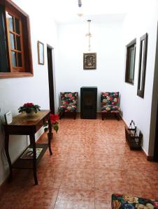 ein Wohnzimmer mit 2 Stühlen und einem Tisch in der Unterkunft LA CASA DE PÁ in Vega de San Mateo