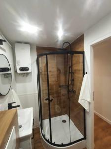 y baño con ducha y puerta de cristal. en Apartament na Krakowskiej 15, en Dębica