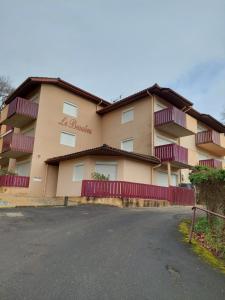 a large apartment building with a parking lot at Le Beaulieu appartement T1 Bis RDC classé 3 étoiles avec parking à Barbotan in Cazaubon