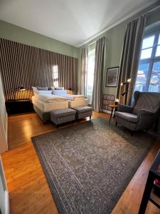 a bedroom with a bed and a couch and a chair at Hotel Zur Alten Brücke in Heidelberg