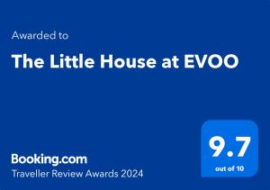 una señal azul con el título de la casita en evo en The Little House at EVOO, en Cookeville