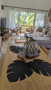 a living room with a table with a bowl on it at Charming apartment close to beach & amenities - Appartement de charme proche plage in Flic-en-Flac