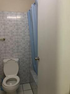ein Bad mit einem WC und einer Dusche in der Unterkunft Bay Heights Escape in Gros Islet