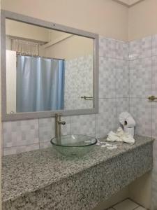 ein Badezimmer mit einem Glaswaschbecken auf der Theke in der Unterkunft Bay Heights Escape in Gros Islet