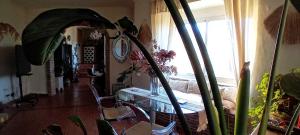 sala de estar con mesa y ventana en Posada Puente Romano, en Sedella