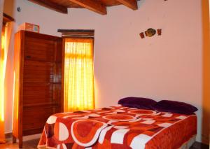 1 dormitorio con cama y ventana en Cabañas La Comarca del Hobit in 
