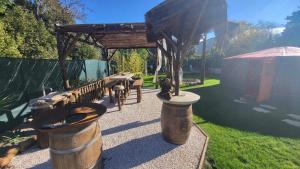 une pergola avec une table de pique-nique et un banc dans l'établissement La Yourte, à Vinassan