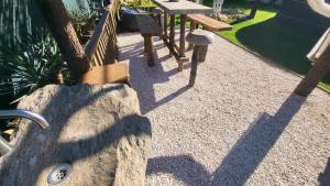 維納桑的住宿－La Yourte，围栏、桌子和长凳的阴影
