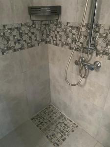 W łazience znajduje się prysznic. w obiekcie Karim DUPLEX w mieście Nabul