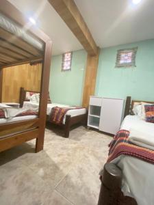 um quarto com 2 beliches num quarto em House Marfito Airport em Cartagena das Índias