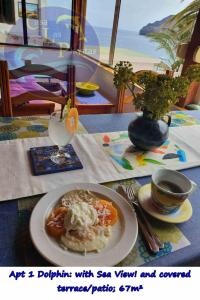 ein Teller mit Lebensmitteln auf einem Tisch mit einem Teller Lebensmittel in der Unterkunft CASA LAS PLAYITAS -CLP- BEST SEA VIEW - In 1 Minute Ocean in Las Playitas