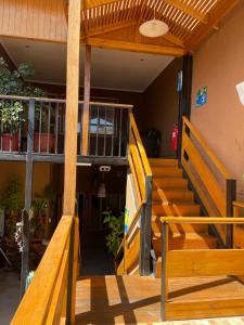 eine Holztreppe in einem Gebäude mit Balkon in der Unterkunft Hostal doña irene in Vicuña