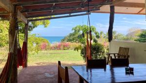 Casa Iguana في لاس تابلاس: غرفة طعام مع طاولة وإطلالة على المحيط