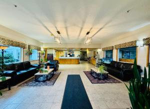 a large living room with couches and a kitchen at The Tillamook Inn in Tillamook