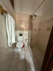 een badkamer met een toilet en een douche bij Hotel Bello Caribe in Cozumel