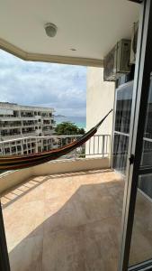 - Balcón con vistas a un edificio en Lindo apto Beira Mar na Barra, en Río de Janeiro