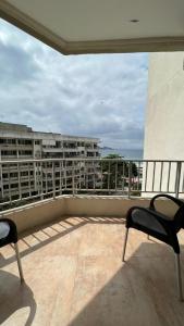 En balkon eller terrasse på Lindo apto Beira Mar na Barra