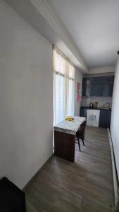 sala de estar con mesa y cocina en Квартира в Гонио 85 м2, en Gonio