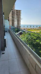 - Balcón con vistas al océano desde un edificio en Квартира в Гонио 85 м2, en Gonio