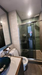 y baño con ducha, lavabo y aseo. en Квартира в Гонио 85 м2, en Gonio