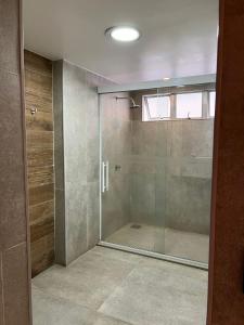 baño con ducha y puerta de cristal en Lindo apto Beira Mar na Barra, en Río de Janeiro