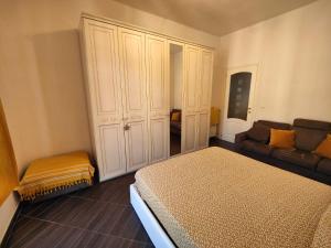 Tania House, Metro Italia 61 في تورينو: غرفة نوم صغيرة مع سرير وأريكة