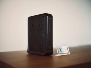 熊本市にあるintro vetta 1002 Free Private saunaの木製テーブルの上に座る黒い話し声