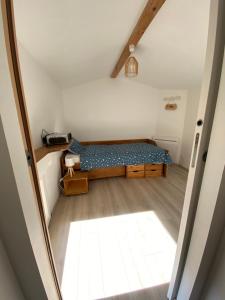 ein kleines Schlafzimmer mit einem Bett in einem Zimmer in der Unterkunft La maison des Petits Robins in Livron-sur-Drôme