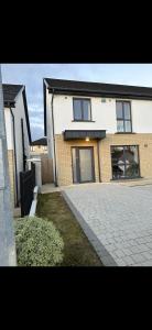 una casa de ladrillo con una entrada delante de ella en Home in Kilmuckridge en Wexford