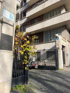 un albero di fronte a una recinzione di fronte a un edificio di Monti Exclusive Apartment a Roma
