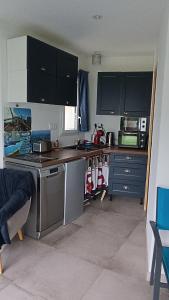 Dapur atau dapur kecil di Grand studio lumineux près de la mer