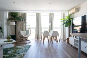 ein Wohnzimmer mit einem Tisch und Stühlen in der Unterkunft Castelldefels Beach&Fun in Castelldefels