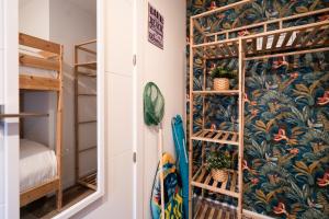 Zimmer mit einem Wandbild tropischer Pflanzen in der Unterkunft Castelldefels Beach&Fun in Castelldefels