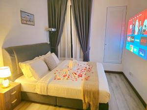 Cama ou camas em um quarto em Cubic Botanical Studio 情侣体验民宿电影院的感觉