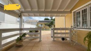 einen Balkon mit einem Zaun und einer Bank auf einem Haus in der Unterkunft A casa Amarela in Atibaia