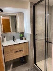 W łazience znajduje się umywalka i prysznic. w obiekcie Mer de Glace w Chamonix-Mont-Blanc