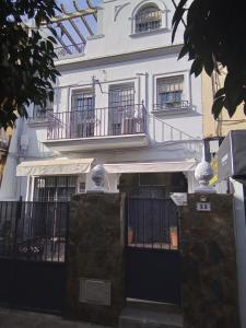 Edificio blanco con puerta y balcón en atico centrico nervion, en Sevilla
