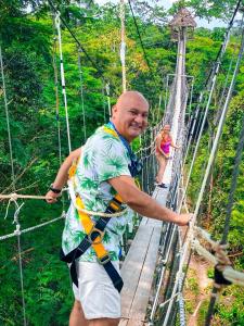 um homem numa ponte suspensa na selva em Amazing Lodge Perú em Iquitos