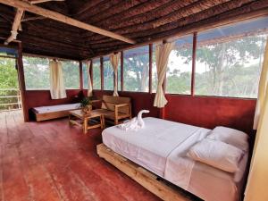 um quarto com uma cama num quarto com janelas em Amazing Lodge Perú em Iquitos