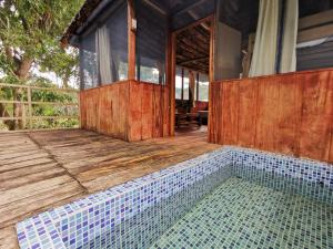 uma casa com uma piscina e um deque de madeira em Amazing Lodge Perú em Iquitos