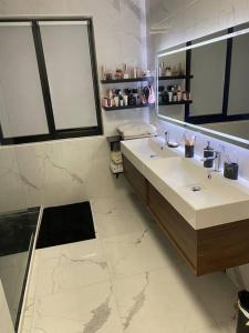 a bathroom with a sink and a mirror at Maison 160m2 à 15 min de PARIS/accord arena bercy in Maisons-Alfort