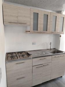 a kitchen with a stove and a sink at Apartamento vía a termales in Santa Rosa de Cabal