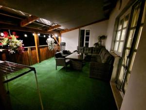 a living room with green carpet and a table and chairs at Ferienhaus del Pueblo 